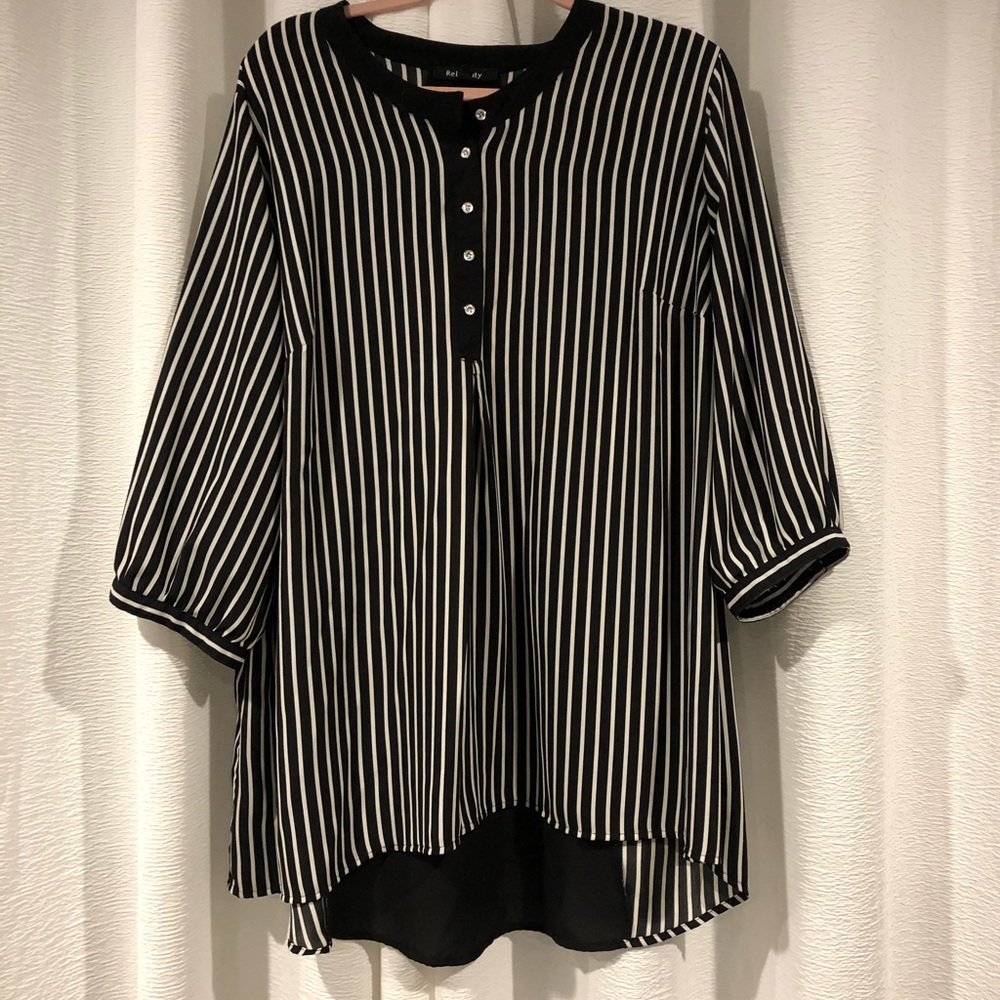 Relativity 2xl black and white shirt